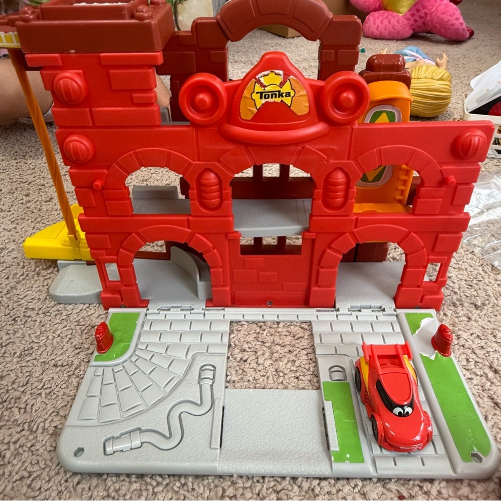 HASBRO PLAYSKOOL TONKA CHUCK & FRIENDS FOLD N GO FIRE STATION